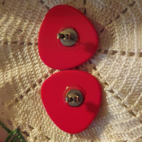 Adorable Vintage Carved Earrings - Picture 2 of 3
